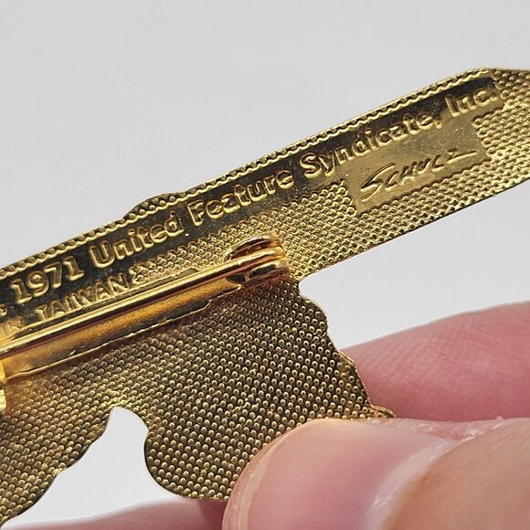 VTG 1971 Snoopy Collectible Pin MAMMOTH Skiing Peanuts Resort Joe Cool - Picture 4 of 6